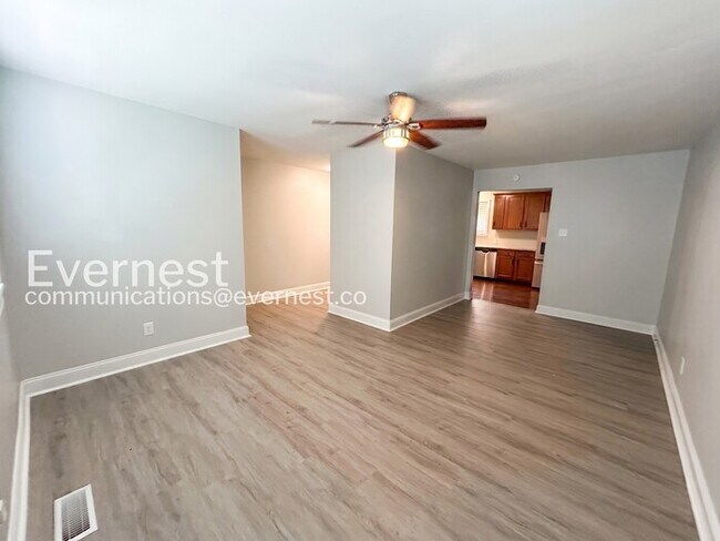 Building Photo - 3 Bed/2.5 Bath Home with Garage / Pet-Friendly / Available Now!