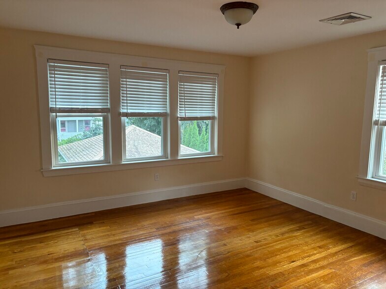 Building Photo - 253 Brown St