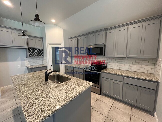 Building Photo - Amazing 3 Bed 2 Bath Home in Gated Lakesid...