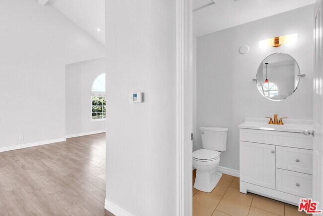 Building Photo - 119 E Beach Ave