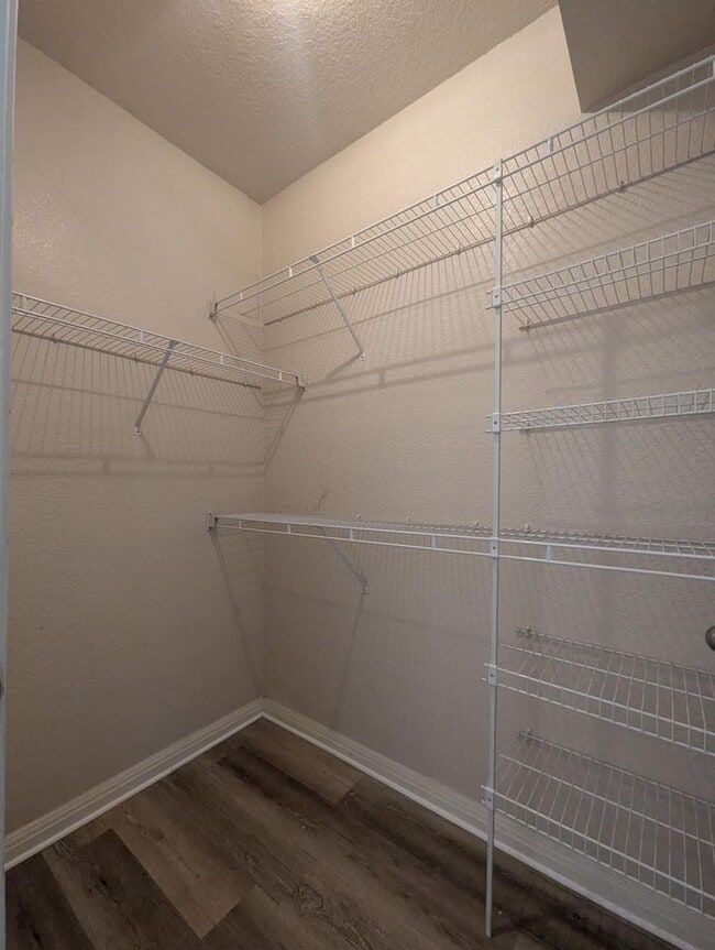 Building Photo - $500 rent credit December move-in special. Updated, clean 1x1 New floors, appliances, washer/dryer!