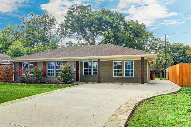 Building Photo - 2207 Stonecrest Dr