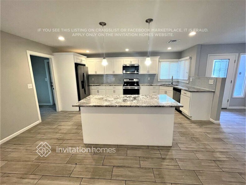 Building Photo - 943 E Manhatton Dr