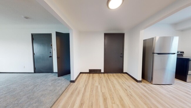 Building Photo - Parma - 2 Bedroom - 3rd Floor Unit