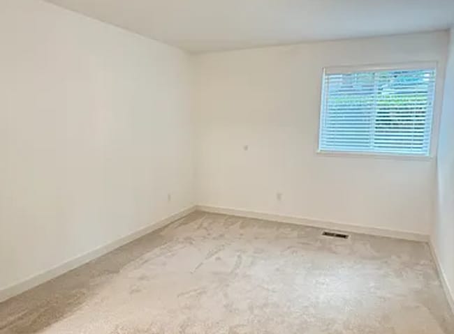 Building Photo - Updated Bellevue Condo with Rare 2 Reserve...