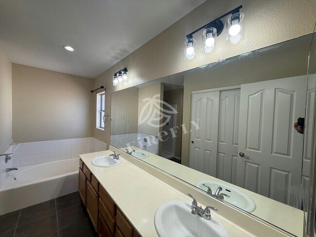 Building Photo - 10720 W Wagon Wheel Dr