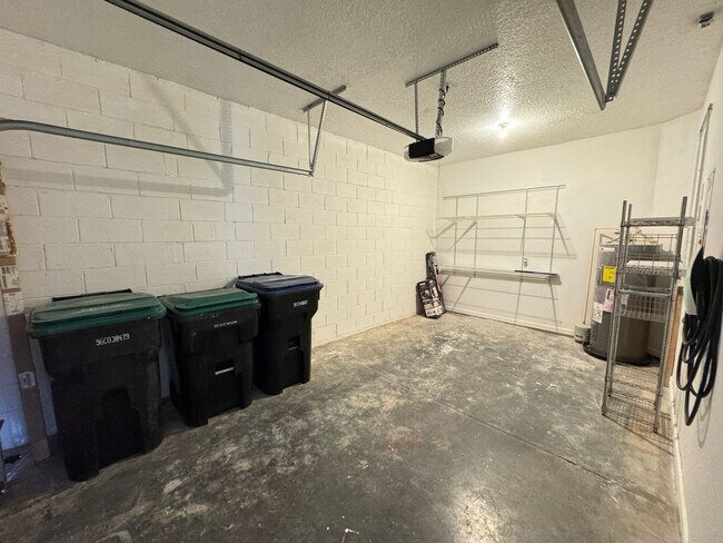 Building Photo - 5 Bedroom Townhome in Avalon Park! TESLA CHARGER INCLUDED!