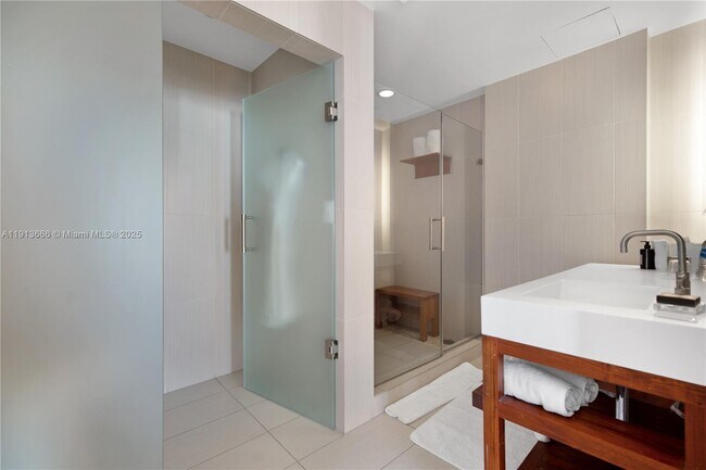 Building Photo - 3101 Bayshore Dr