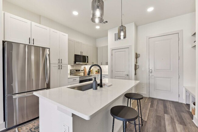 Building Photo - 2210 Lynnbrook Dr