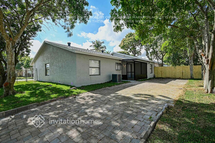 Building Photo - 5825 Ithaca Cir W