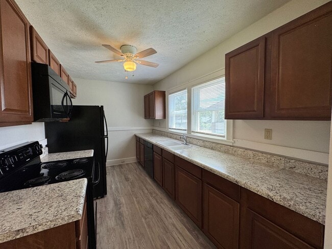 Building Photo - West AVL - Two Bedroom Bungalow Just off H...