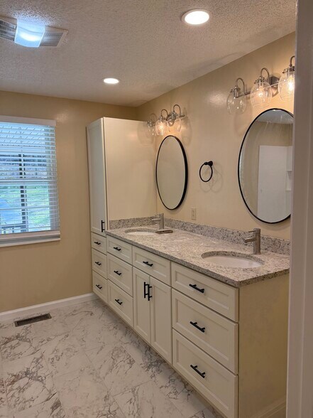 Master bathroom - 10029 Westland Dr