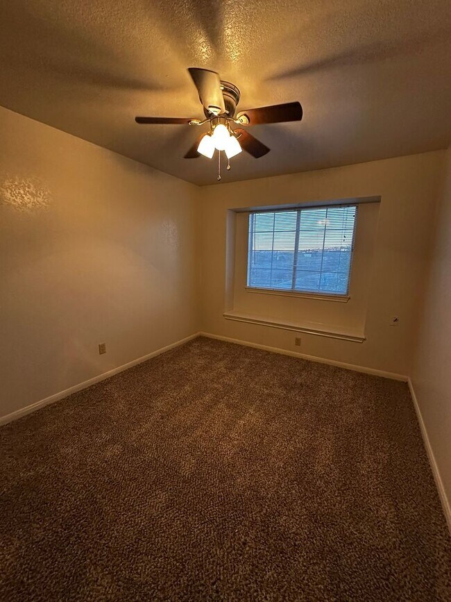 Building Photo - D.Schrager Properties3 (7213 Oak Meadow Dr)