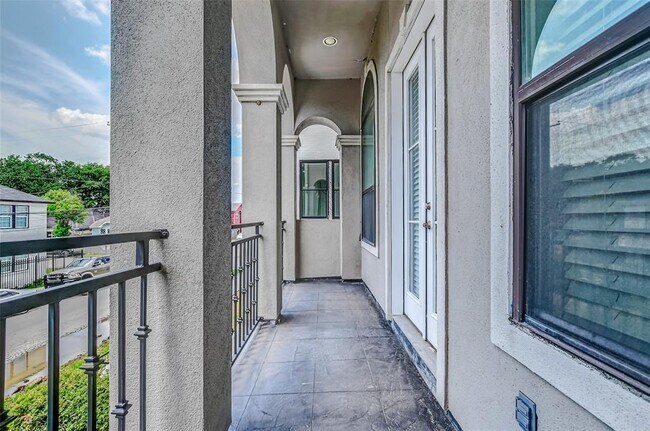 Building Photo - 714 Fargo St