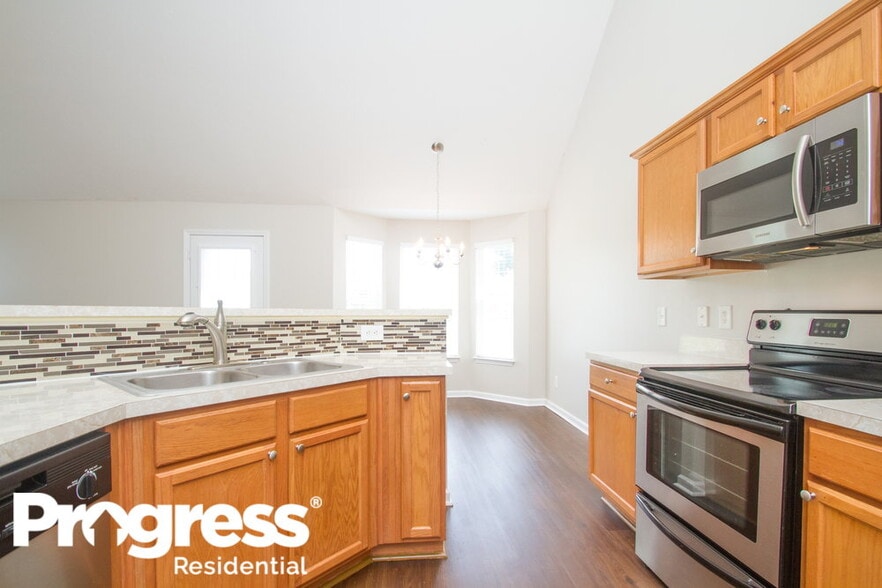 Building Photo - 110 Lyndhurst Dr