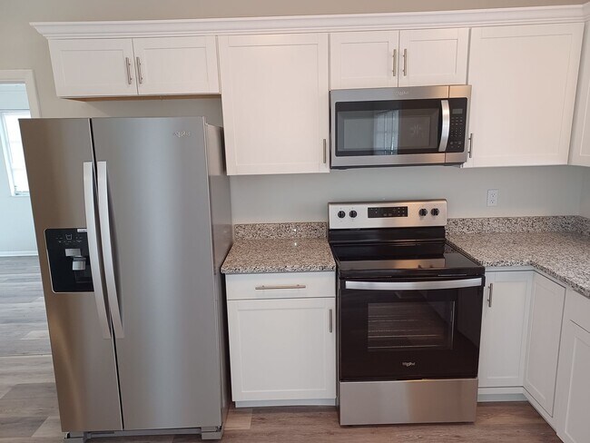 Building Photo - Beautiful 2 BR 1 BA Lakefront View Rental ...