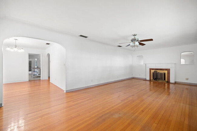 Building Photo - Beautiful Home For Rent in St Petersburg!