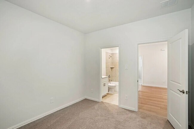 Building Photo - 704 Edgehurst Dr