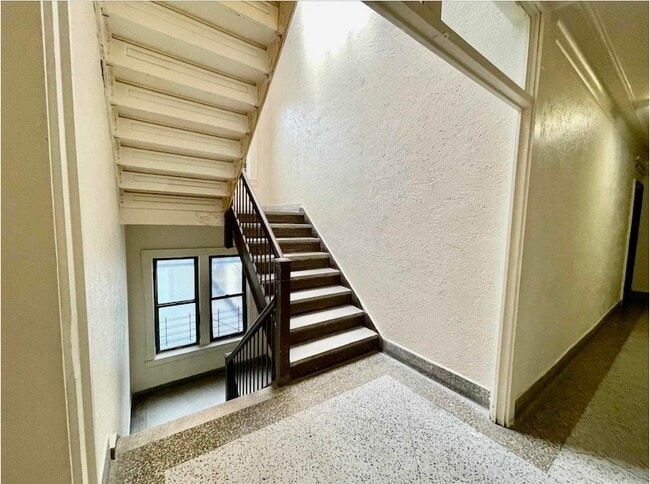 Building Photo - 2 Noll Pl