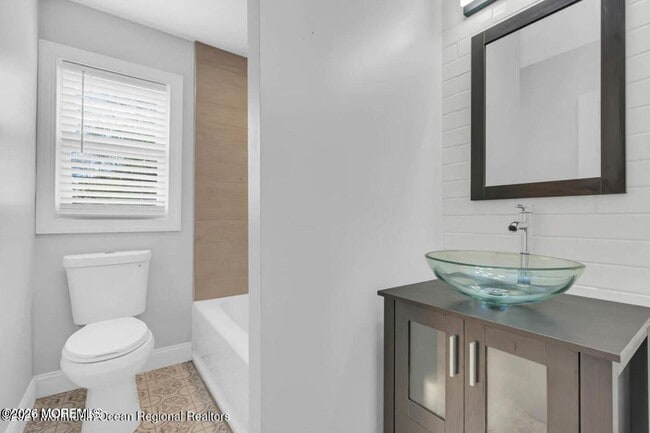 Building Photo - 1143-1145-1145 Roe Ave