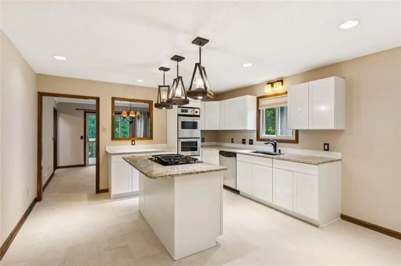 Building Photo - 1616 Maple Ridge Dr