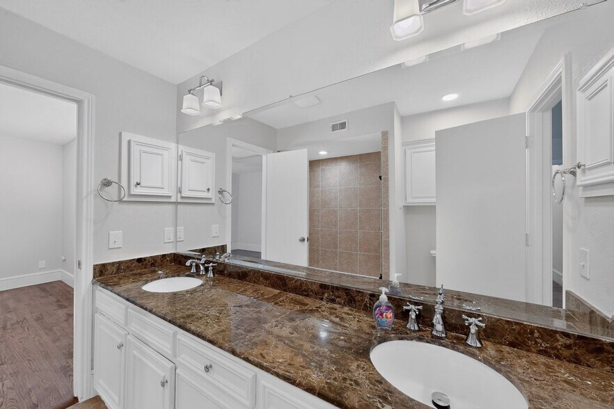 Building Photo - 6911 Gateridge Dr