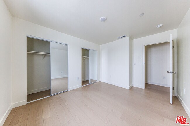 Building Photo - 948 E 21st St