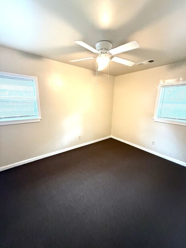 Building Photo - ** 3 Bed 1 Bath located in Chisholm ** Cal...