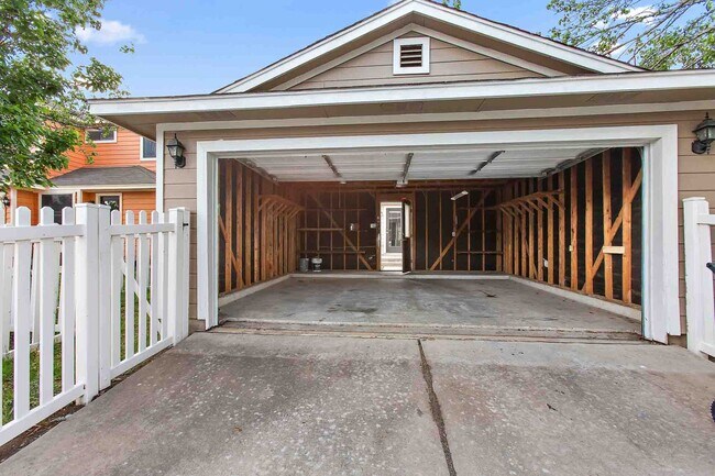 Building Photo - Plum Creek - 3 Bedroom / 2.5 Bathroom Home - 2 Car Garage - Fenced Backyard
