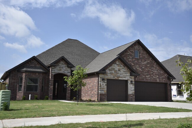 Primary Photo - 2301 SW Tupelo Ave