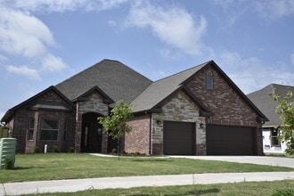 Building Photo - 2301 SW Tupelo Ave