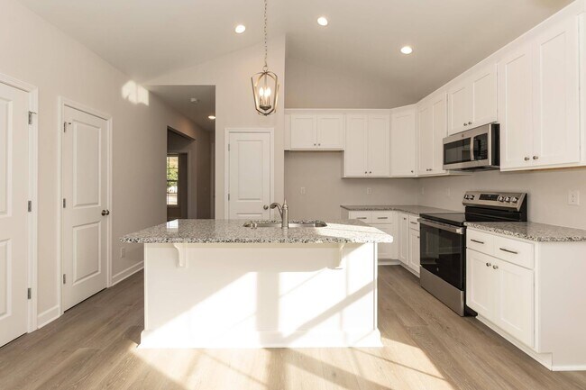 Building Photo - Three Bedroom Home!