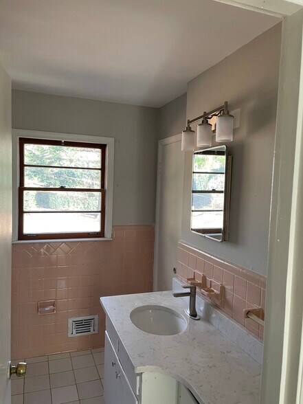 upstairs bath - 2146 Cedarbrook Ct SE