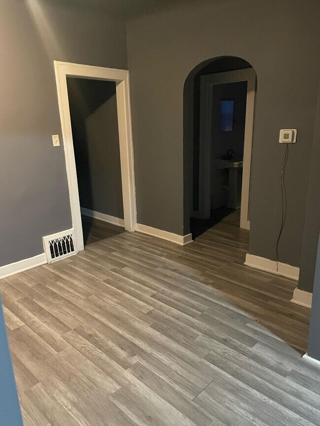 Building Photo - Section 8 Welcomed Large 2 Bedroom