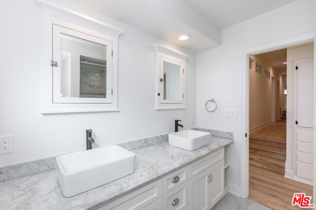 Building Photo - 835 Camino Santos Reyes