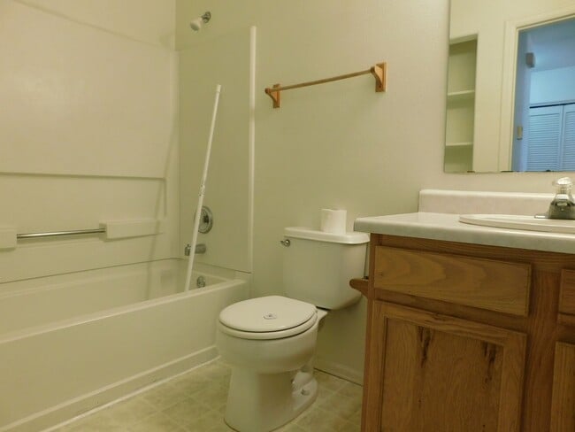 Building Photo - ONE MONTH FREE RENT!