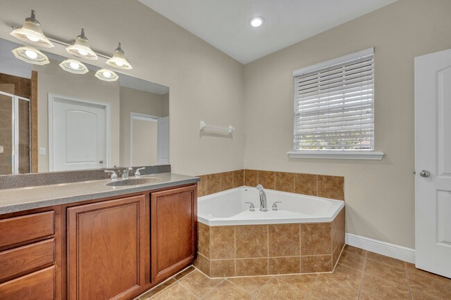 Building Photo - Gorgeous Townhome in Downtown Orlando