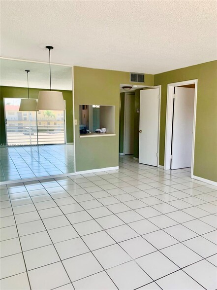 Building Photo - 20201 NE 29th Ct
