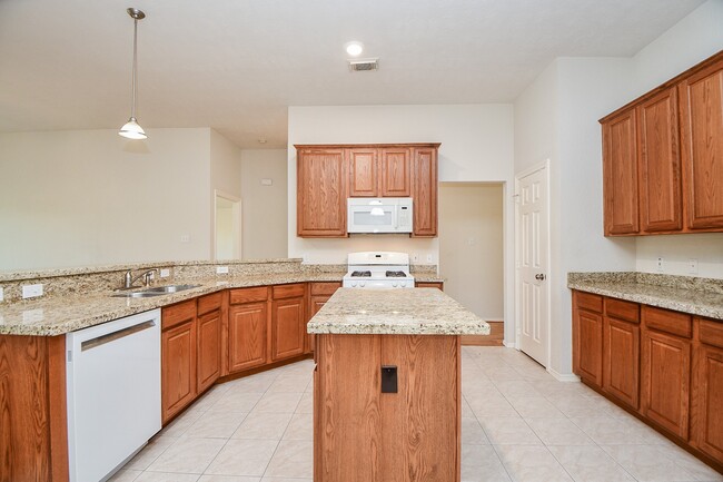 Building Photo - 6206 Fawnlake Dr