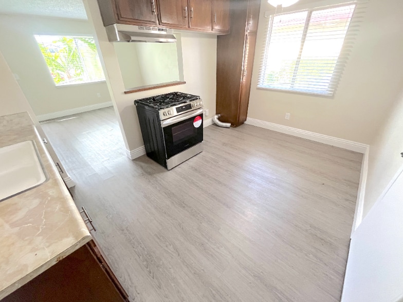 Building Photo - 831 S Oaks Ave