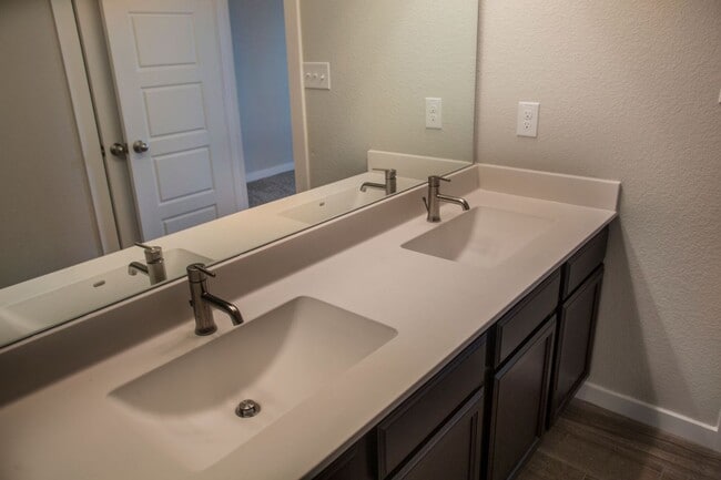 Building Photo - Beautiful 3 Bedroom Luxury Townhome, Kyle, Texas!