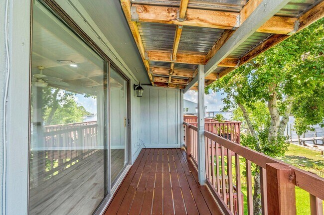 Building Photo - 200 White St