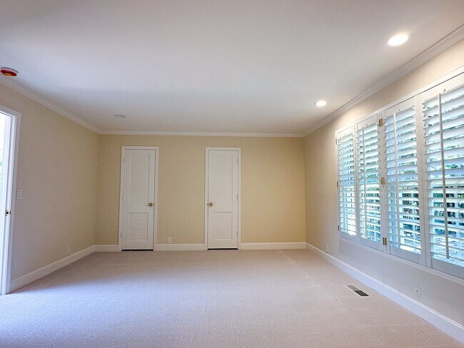 Building Photo - Exceptional Executive Estate With Pool and Tennis Court