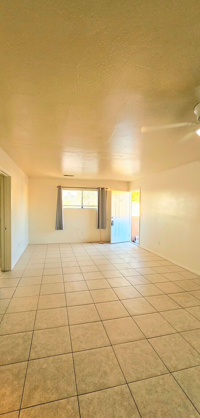Building Photo - 2650