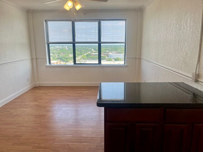 Building Photo - 311 W Ashley St