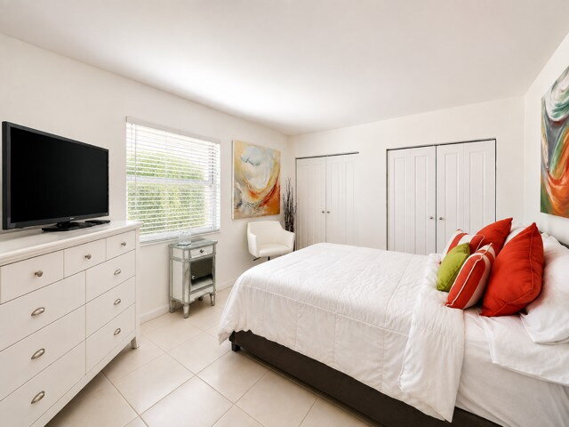 Building Photo - Meticulous Gulf front condo with unobstructed views of the clear blue water.