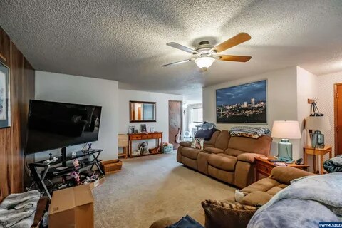 Building Photo - 262 SW River Dr