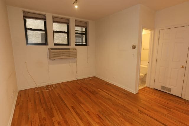 Building Photo - 909 W Dakin St