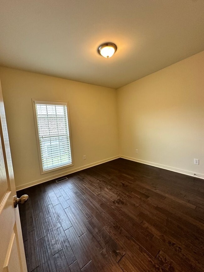 Building Photo - Stunning 3 Bedroom 2 Bath House