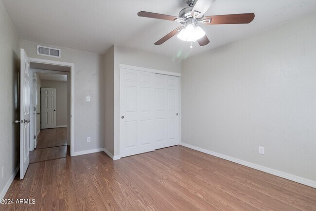 Building Photo - 40 E Balboa Dr